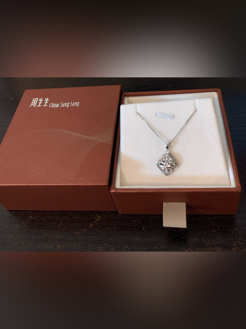14Kt White Gold Flower Pendant Necklace